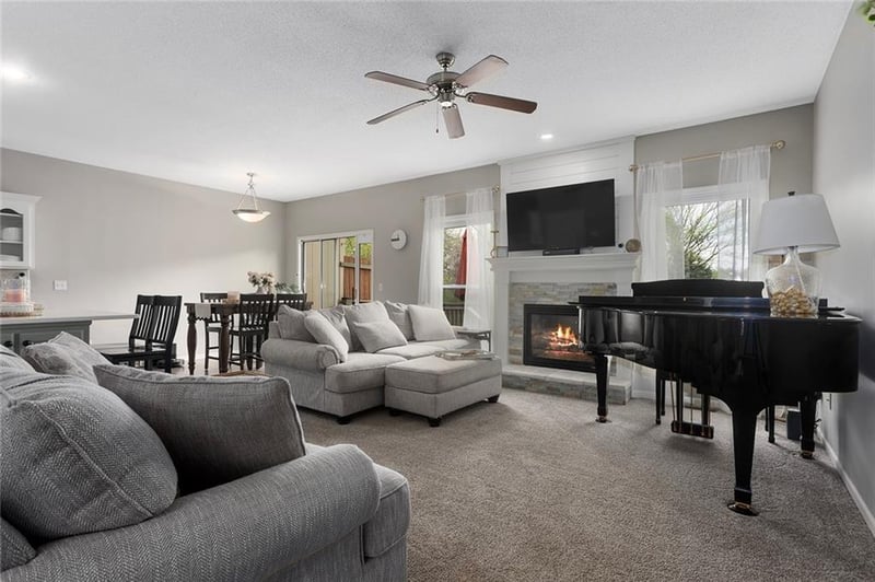 34212 90th Cir, De Soto, KS 66018