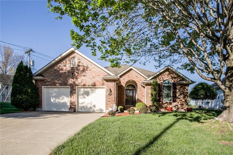 3316 Victoria Dr, Blue Springs, MO 64015