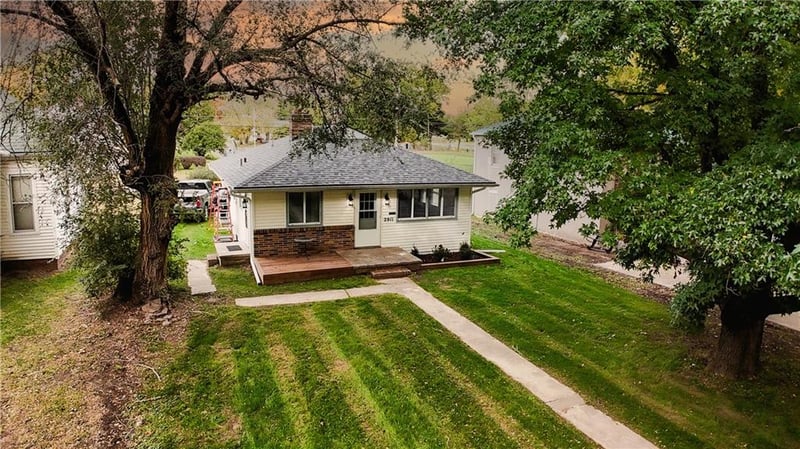 2911 Faraon St, St Joseph, MO 64501