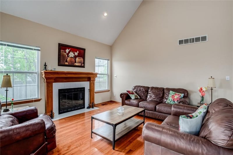 1313 Rosehill Dr, Lee's Summit, MO 64081