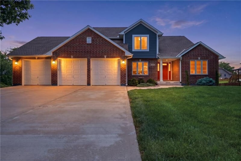 2905 SW Shrout Creek Dr, Blue Springs, MO 64015