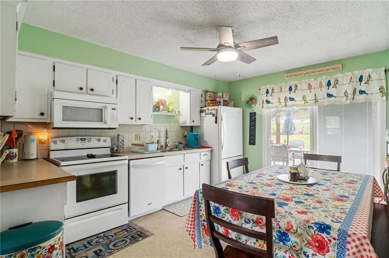 329 Lincoln Dr, Gower, MO 64454