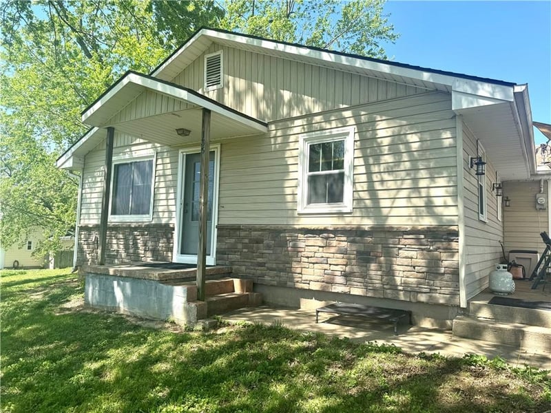 135 SE Mount Zion Rd, St Joseph, MO 64504