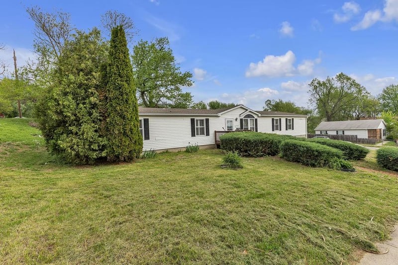 1529 Angelique St, St Joseph, MO 64501