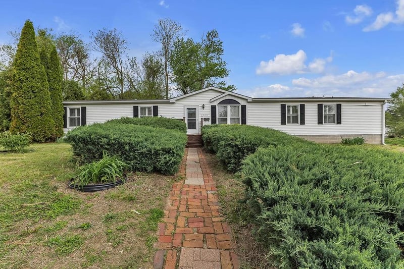 1529 Angelique St, St Joseph, MO 64501