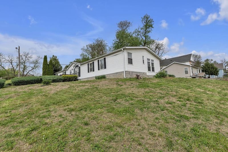 1529 Angelique St, St Joseph, MO 64501