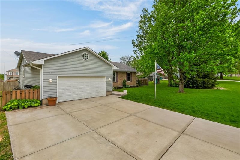 605 South St, Spring Hill, KS 66083