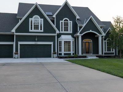 2315 Smokey Hill Dr, Lee's Summit, MO 64086
