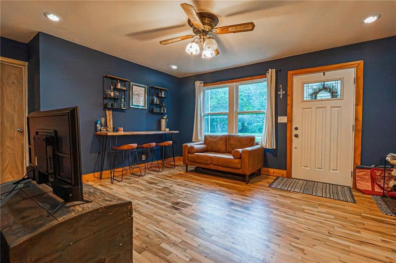 115 Spring Valley Ave, Bonner Springs, KS 66012
