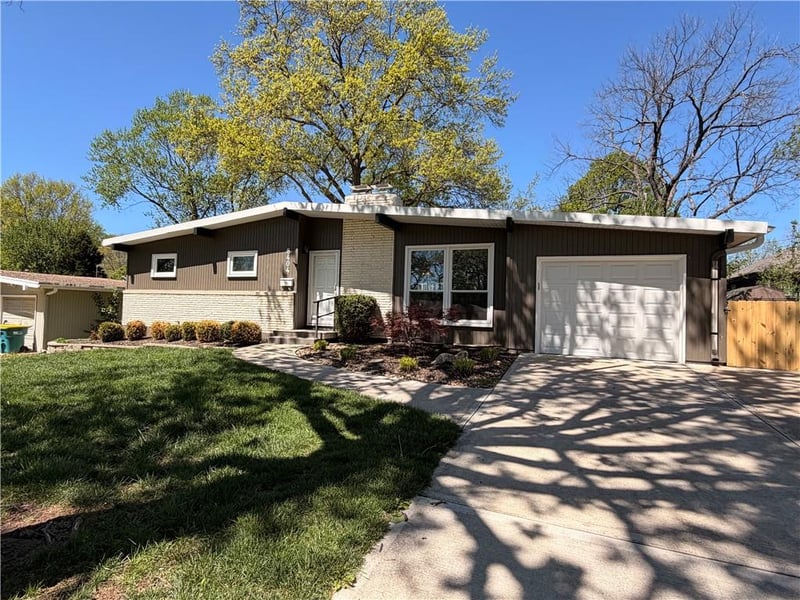 8404 Shawnee Ln, Overland Park, KS 66212