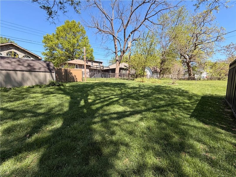 8404 Shawnee Ln, Overland Park, KS 66212