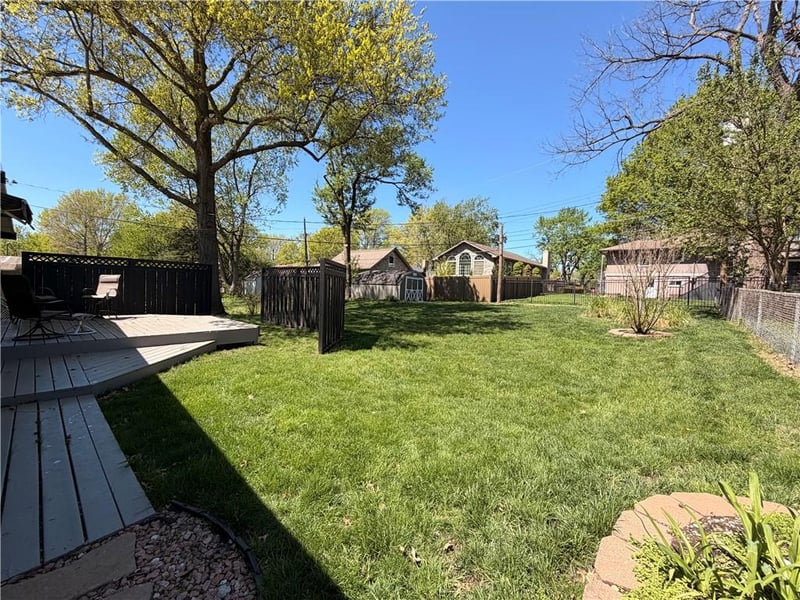 8404 Shawnee Ln, Overland Park, KS 66212