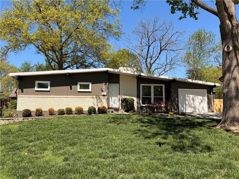 8404 Shawnee Ln, Overland Park, KS 66212