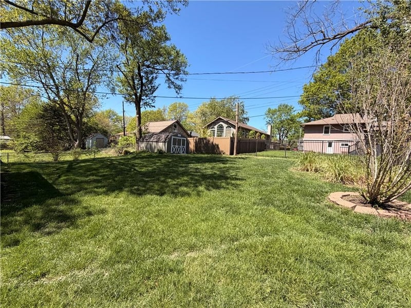 8404 Shawnee Ln, Overland Park, KS 66212