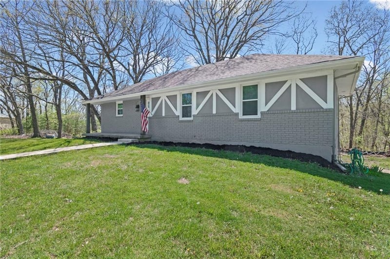 5977 208th St, Holt, MO 64048