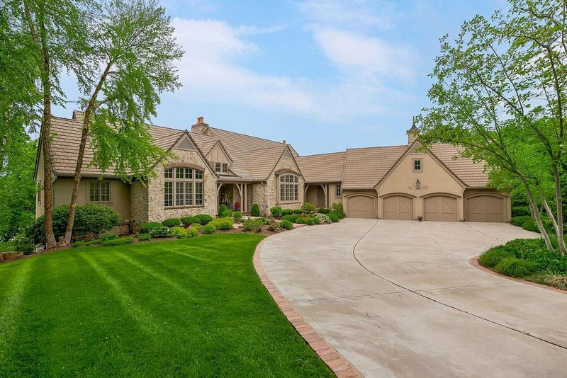 10462 Oakcrest Ln, Olathe, KS 66061