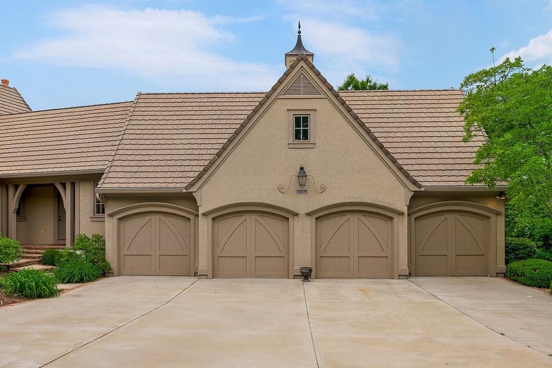 10462 Oakcrest Ln, Olathe, KS 66061