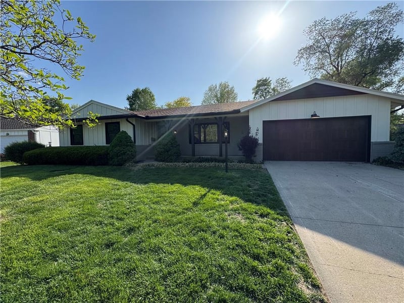 9112 Reeds Dr, Overland Park, KS 66207