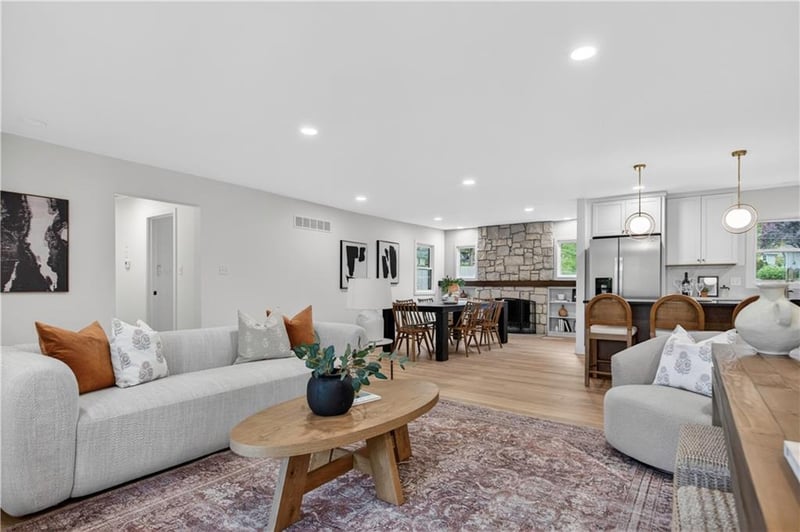 9112 Reeds Dr, Overland Park, KS 66207