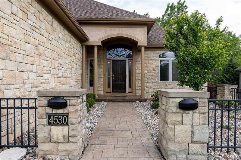 4530 Verona Dr, Riverside, MO 64150