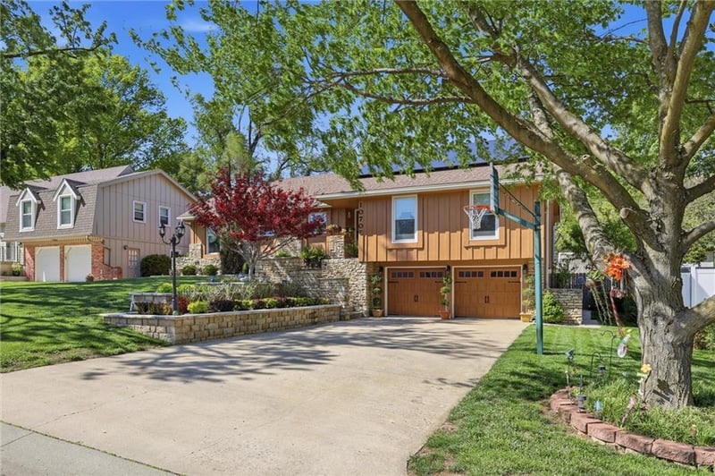 10706 W 70th Ter, Shawnee, KS 66203