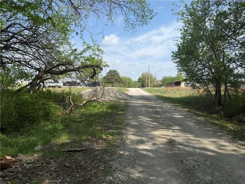 17 Black Oak Dr, Linn Valley, KS 66040