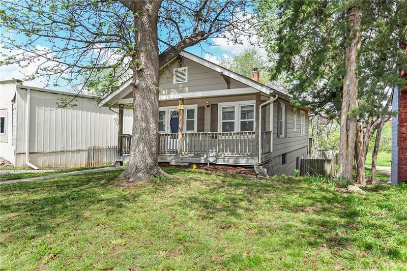 526 Oak St, Leavenworth, KS 66048