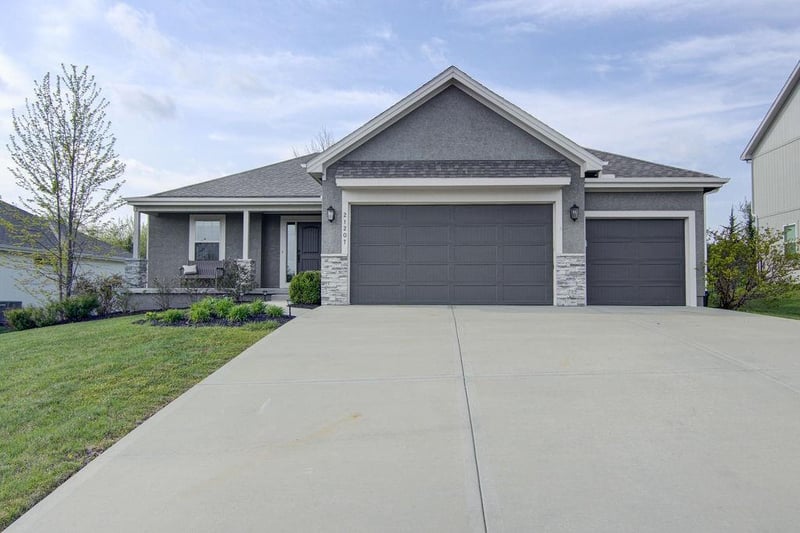 21207 190th Ter, Spring Hill, KS 66083