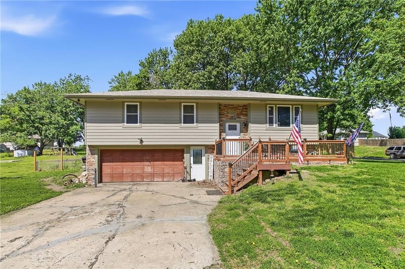 326 Gregory Dr, Gower, MO 64454
