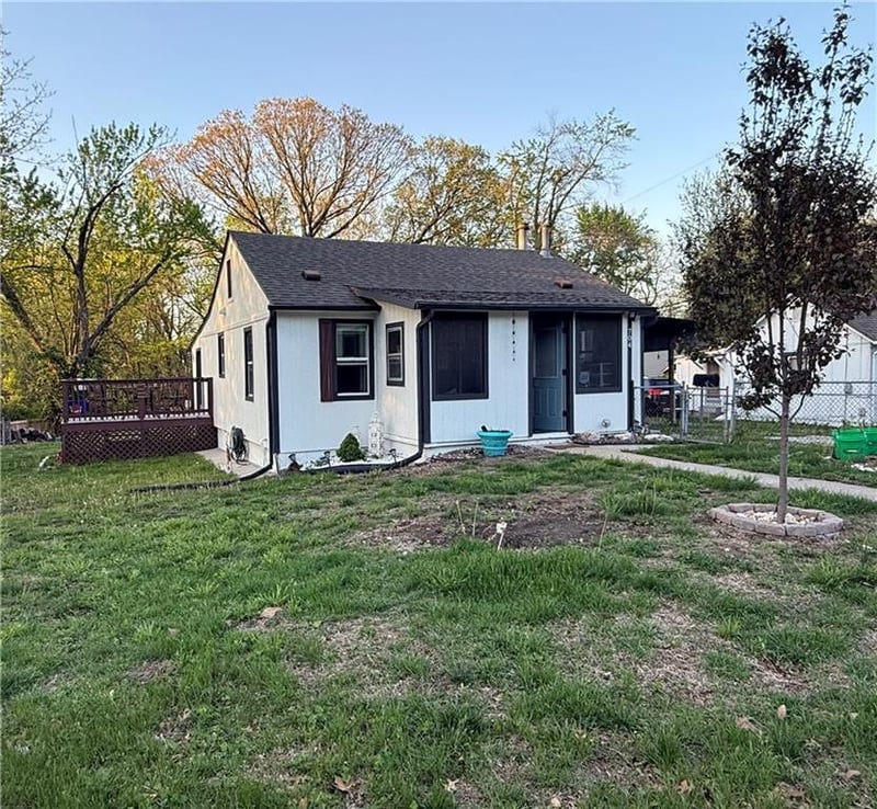 704 Hayward Ave, Independence, MO 64050
