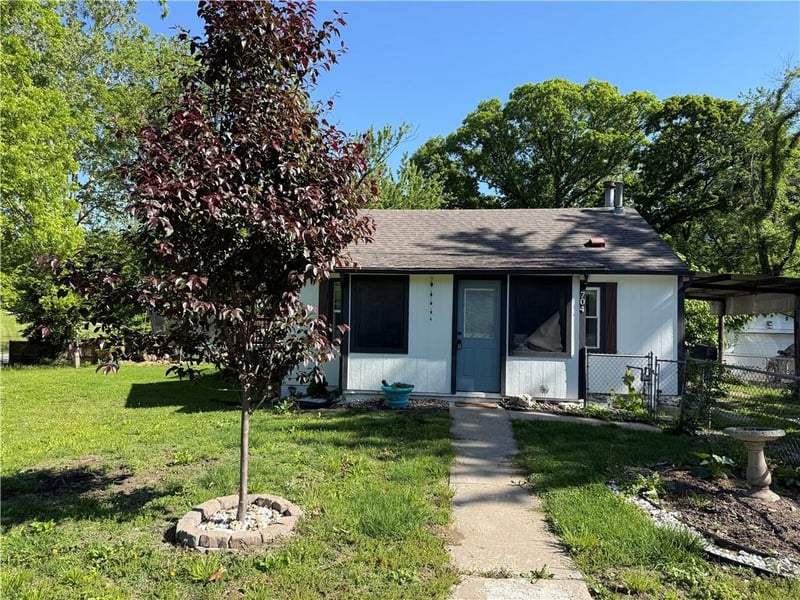 704 Hayward Ave, Independence, MO 64050