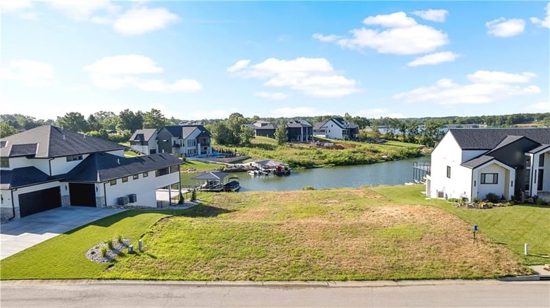 18 Checotah Bluffs Cir, Lake Winnebago, MO 64034