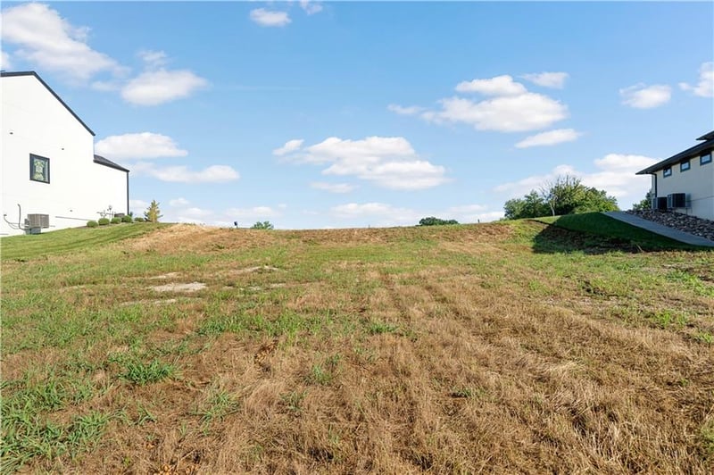 18 Checotah Bluffs Cir, Lake Winnebago, MO 64034