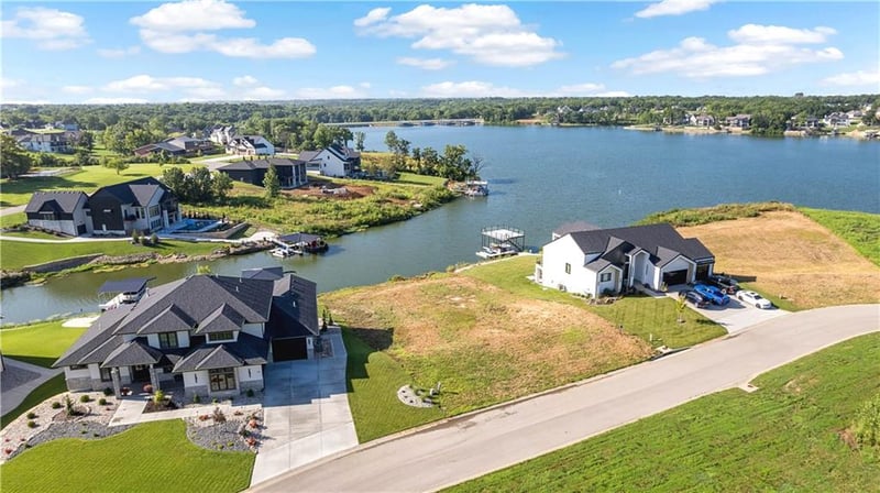 18 Checotah Bluffs Cir, Lake Winnebago, MO 64034