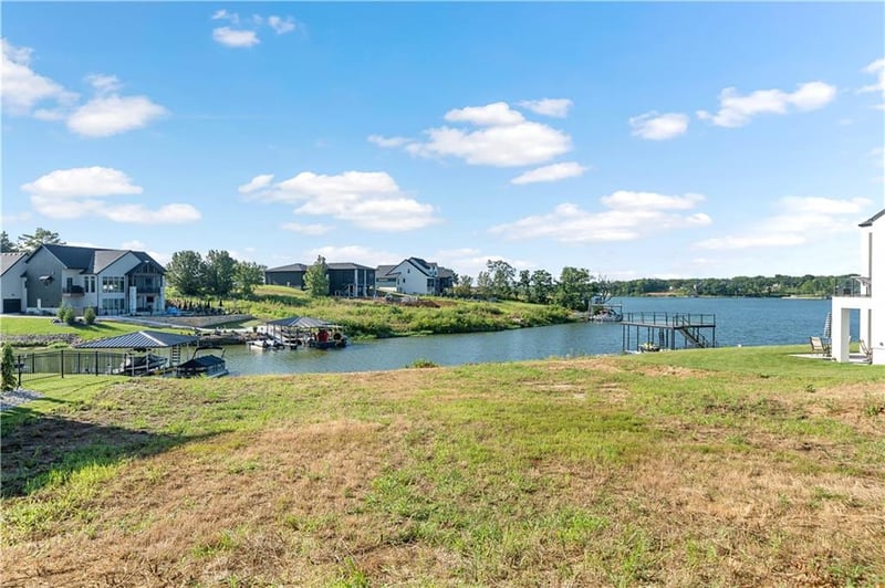18 Checotah Bluffs Cir, Lake Winnebago, MO 64034