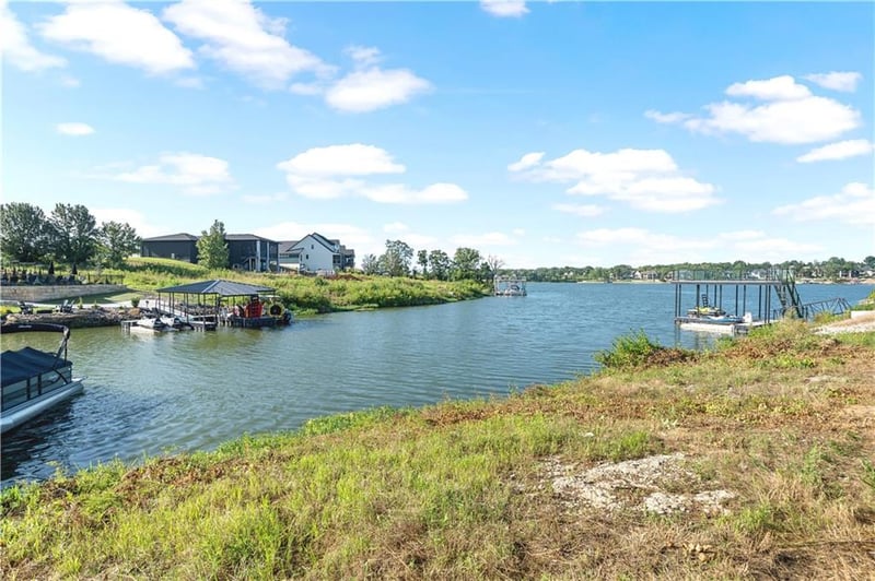 18 Checotah Bluffs Cir, Lake Winnebago, MO 64034