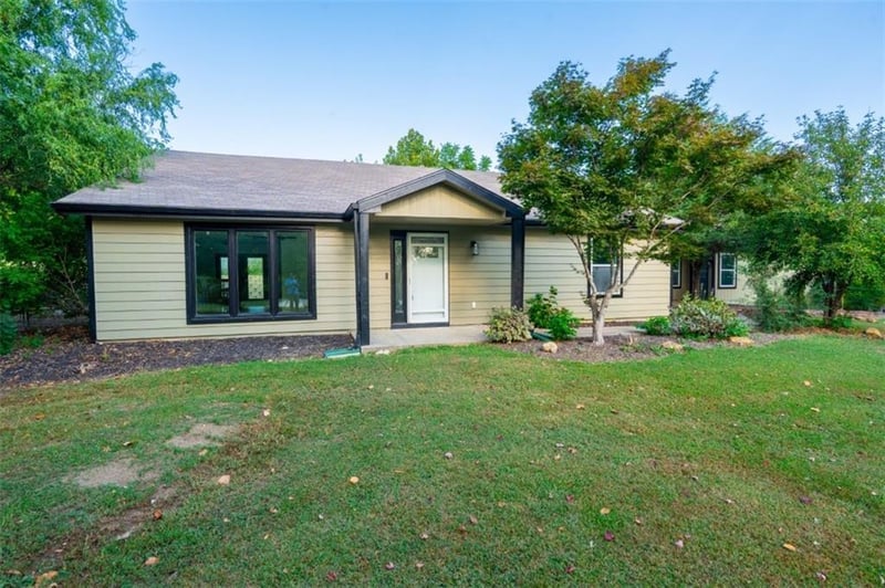 5183 Cherokee Ln, Mclouth, KS 66054