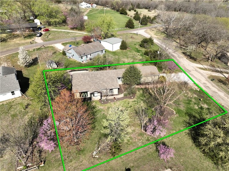 5183 Cherokee Ln, Mclouth, KS 66054