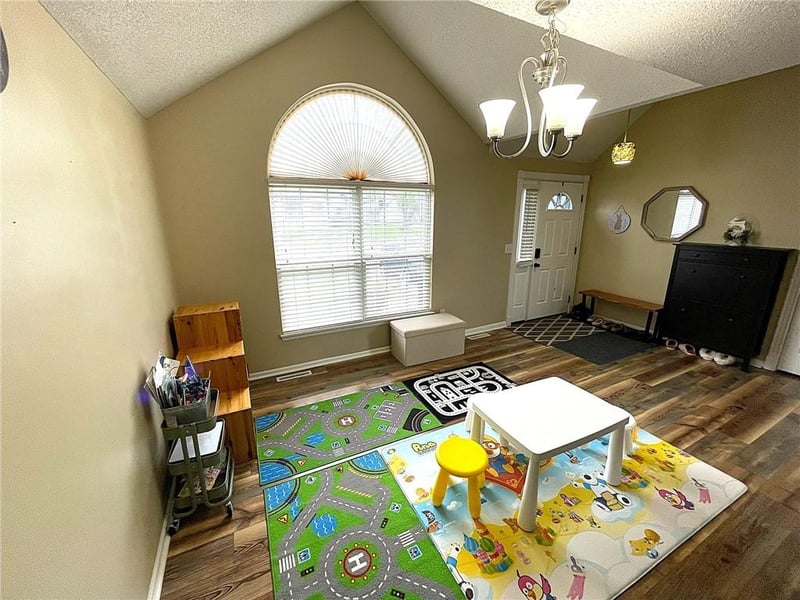 711 Shamrock Ln, Warrensburg, MO 64093