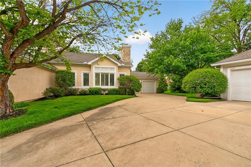 3709 Somerset Dr, Prairie Village, KS 66208