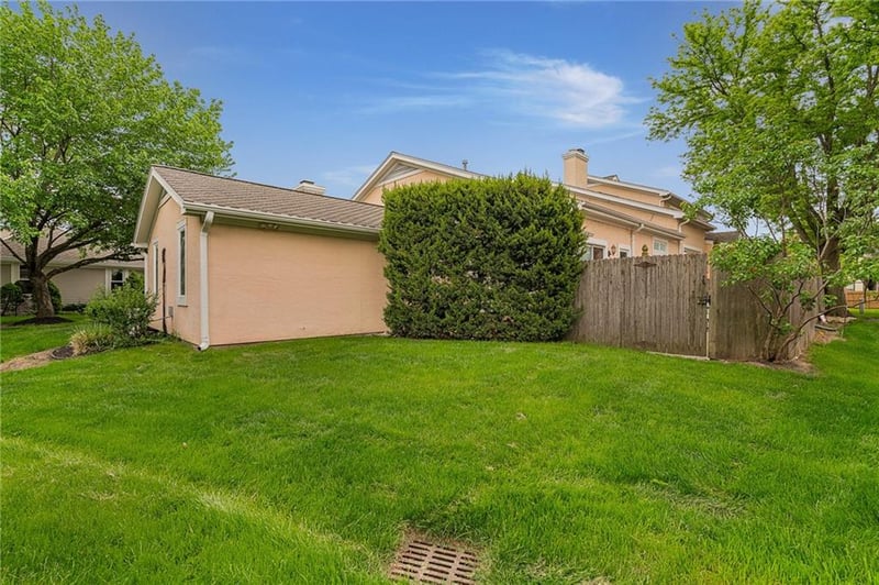 3709 Somerset Dr, Prairie Village, KS 66208