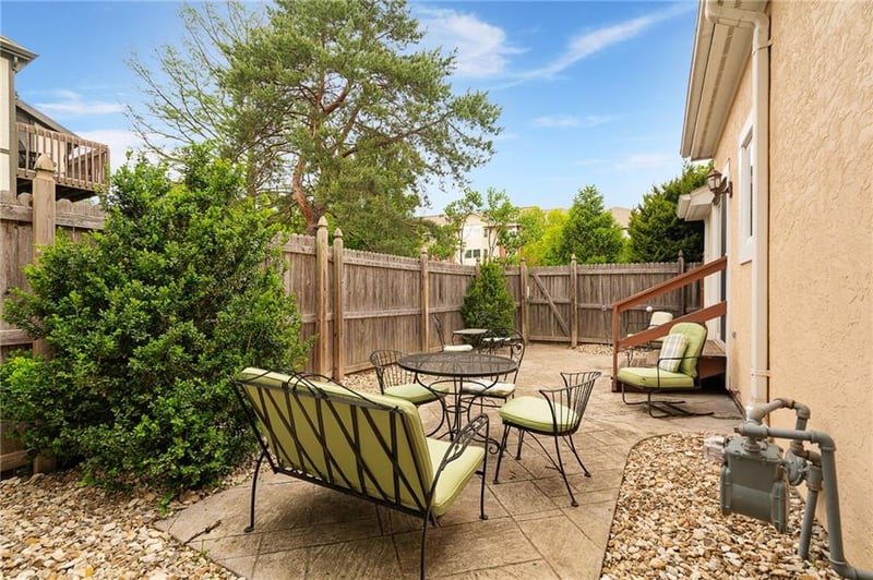 3709 Somerset Dr, Prairie Village, KS 66208