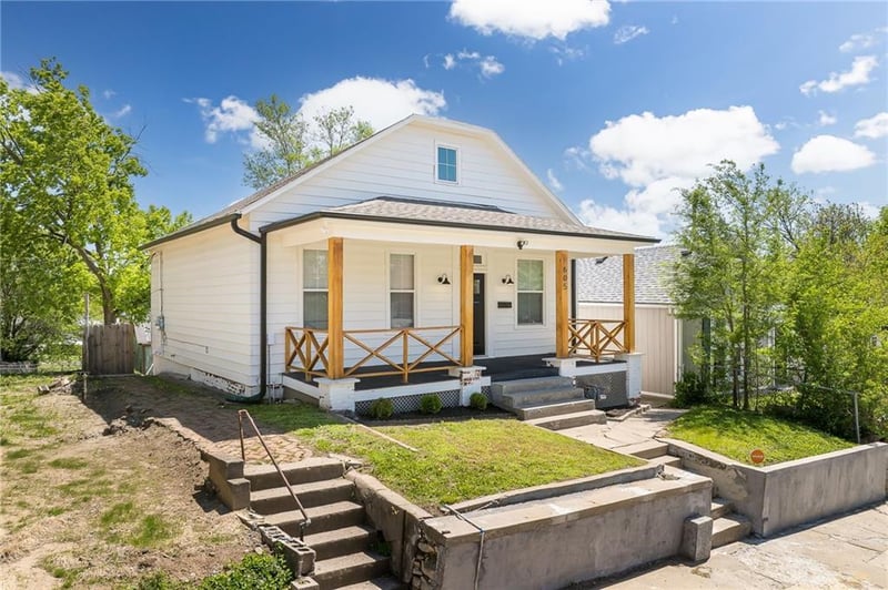 605 12th St, St Joseph, MO 64501