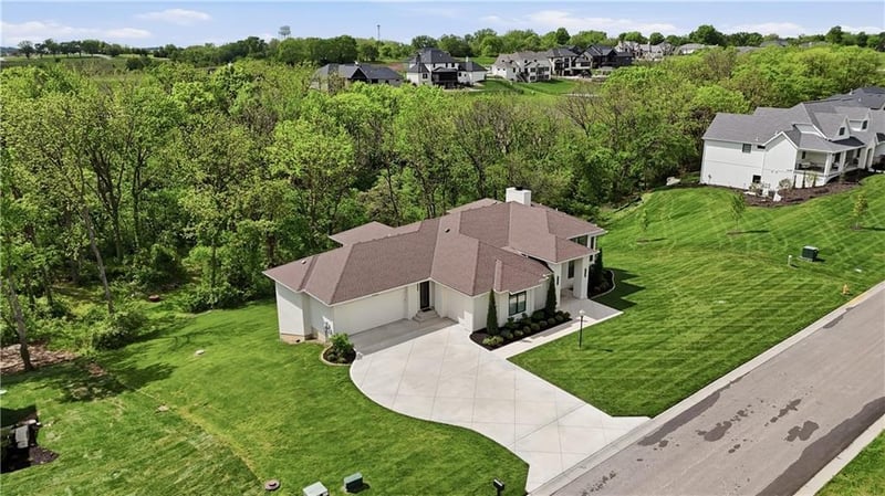 7300 Pampas Ln, Parkville, MO 64152