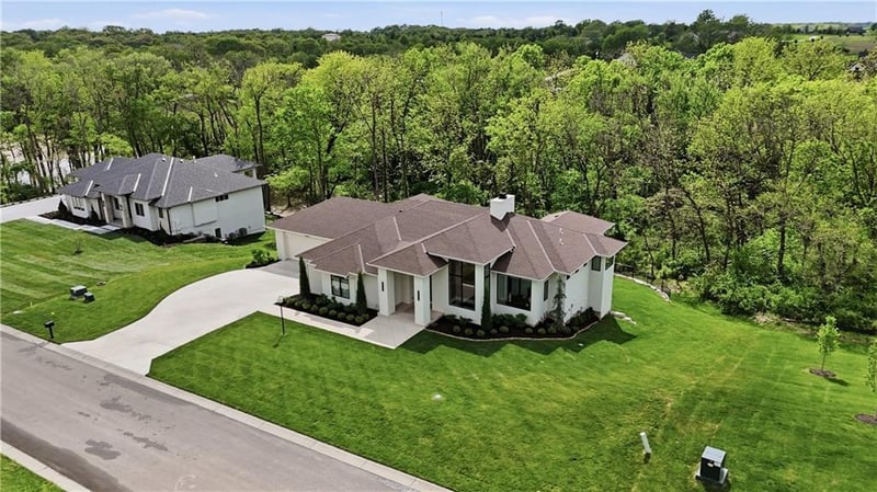 7300 Pampas Ln, Parkville, MO 64152