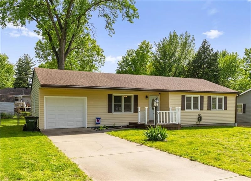 1807 Seneca St, Leavenworth, KS 66048