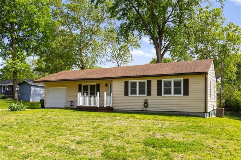 1807 Seneca St, Leavenworth, KS 66048