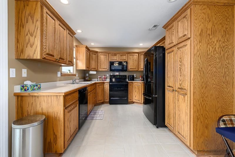 101 Delaware St, Tonganoxie, KS 66086