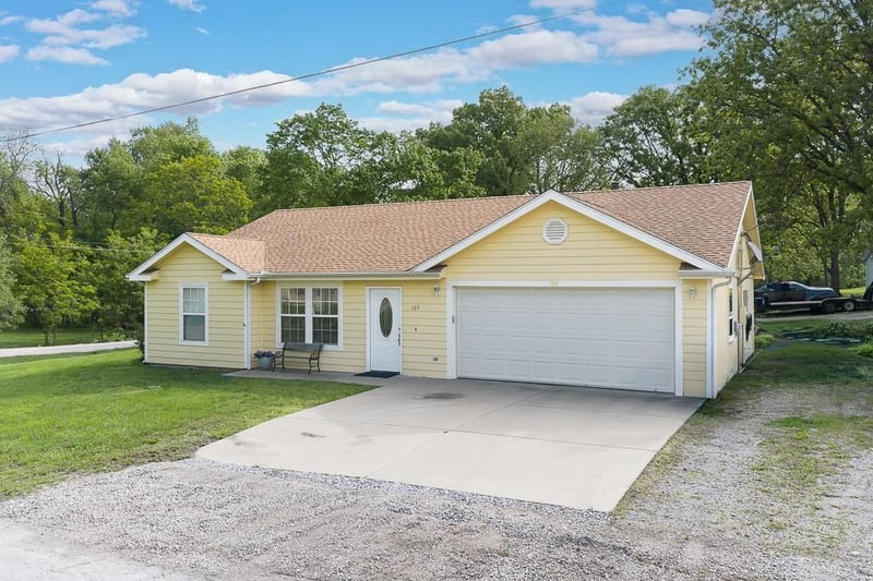 101 Delaware St, Tonganoxie, KS 66086