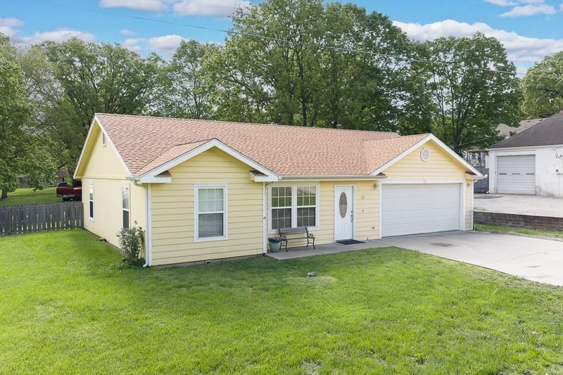 101 Delaware St, Tonganoxie, KS 66086